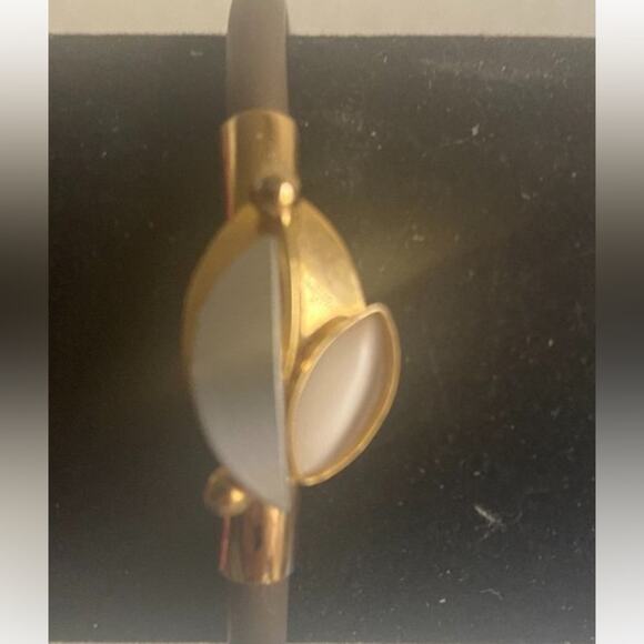 Poly Bracelet Gold Tone Magnetic Closure with safety chain - Picture 1 of 5